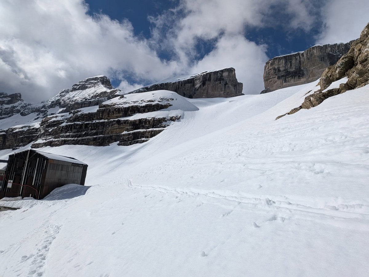 CyNPirineos's tweet photo. Volviendo a los Pirineos,mucha nieve en la alta montaña de Gavarnie como podemos ver en esta foto del Refugio de Sarradets y la Brecha de Rolando.

*Fuente de la foto:

https://t.co/Yi41bRpgMT https://t.co/iMmpJiDdFI