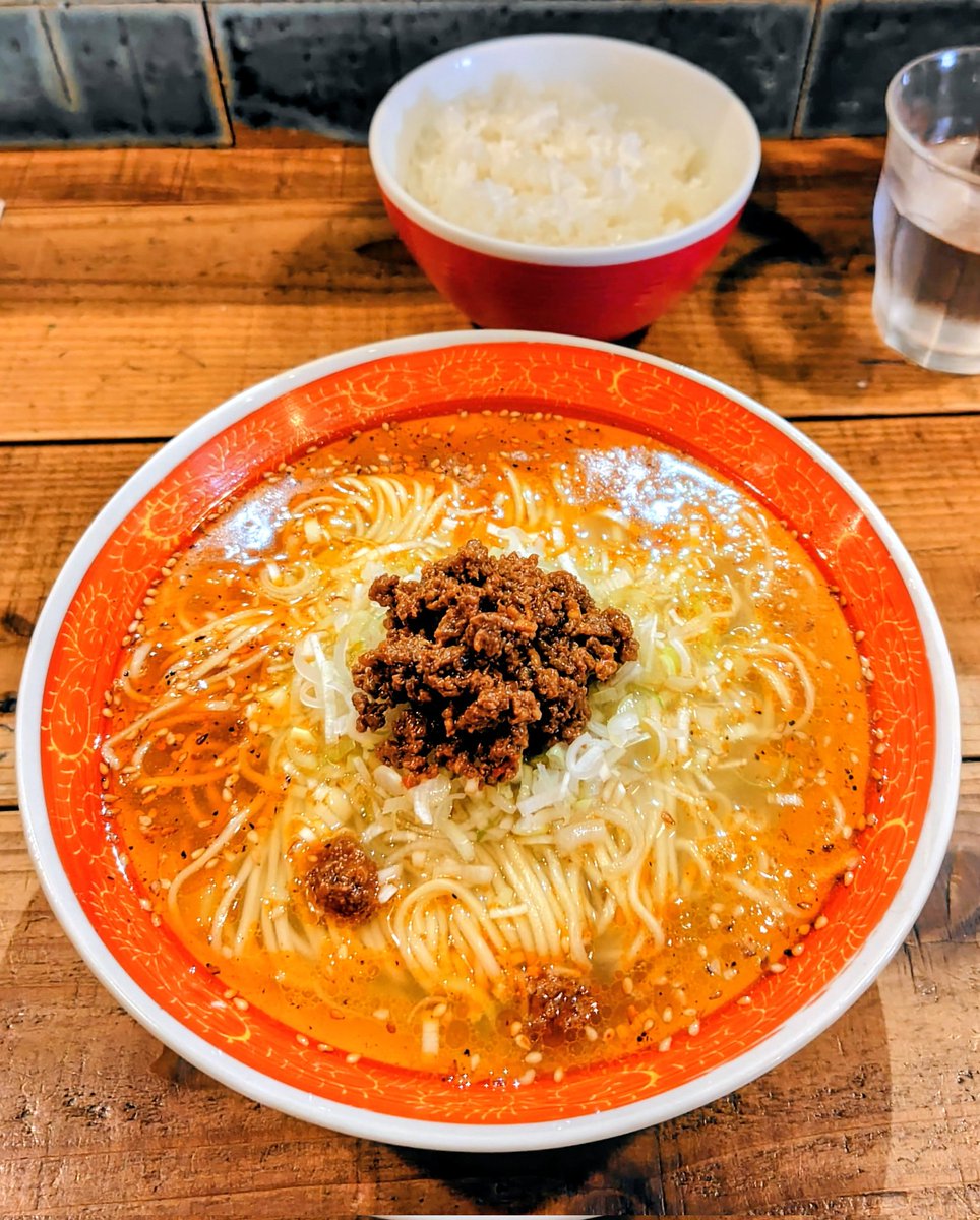 BoseNegi's tweet photo. 四川式スパイシーらぁ麺いただきましたm(_ _)m店主追憶の中華飯店へのオマージュだそう。浮かぶ刻みネギと沈むザーサイが楽しく細麺ゾロゾロの後はご飯にスープ掛け。最後まで美味しくごちそうサマンサ＼(^o^)／横浜本郷台Ramen Free Birds https://t.co/1EYl83AL11