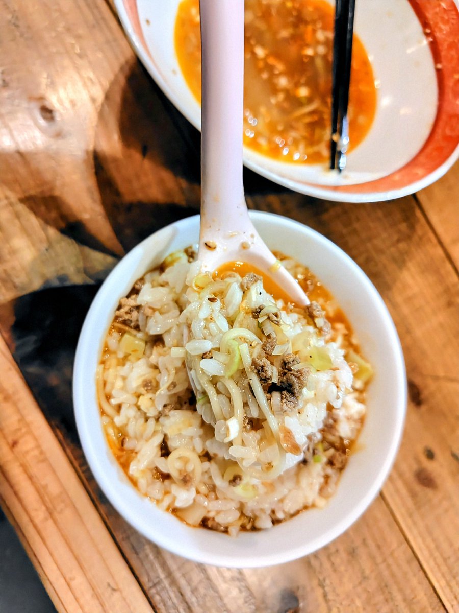BoseNegi's tweet photo. 四川式スパイシーらぁ麺いただきましたm(_ _)m店主追憶の中華飯店へのオマージュだそう。浮かぶ刻みネギと沈むザーサイが楽しく細麺ゾロゾロの後はご飯にスープ掛け。最後まで美味しくごちそうサマンサ＼(^o^)／横浜本郷台Ramen Free Birds https://t.co/1EYl83AL11