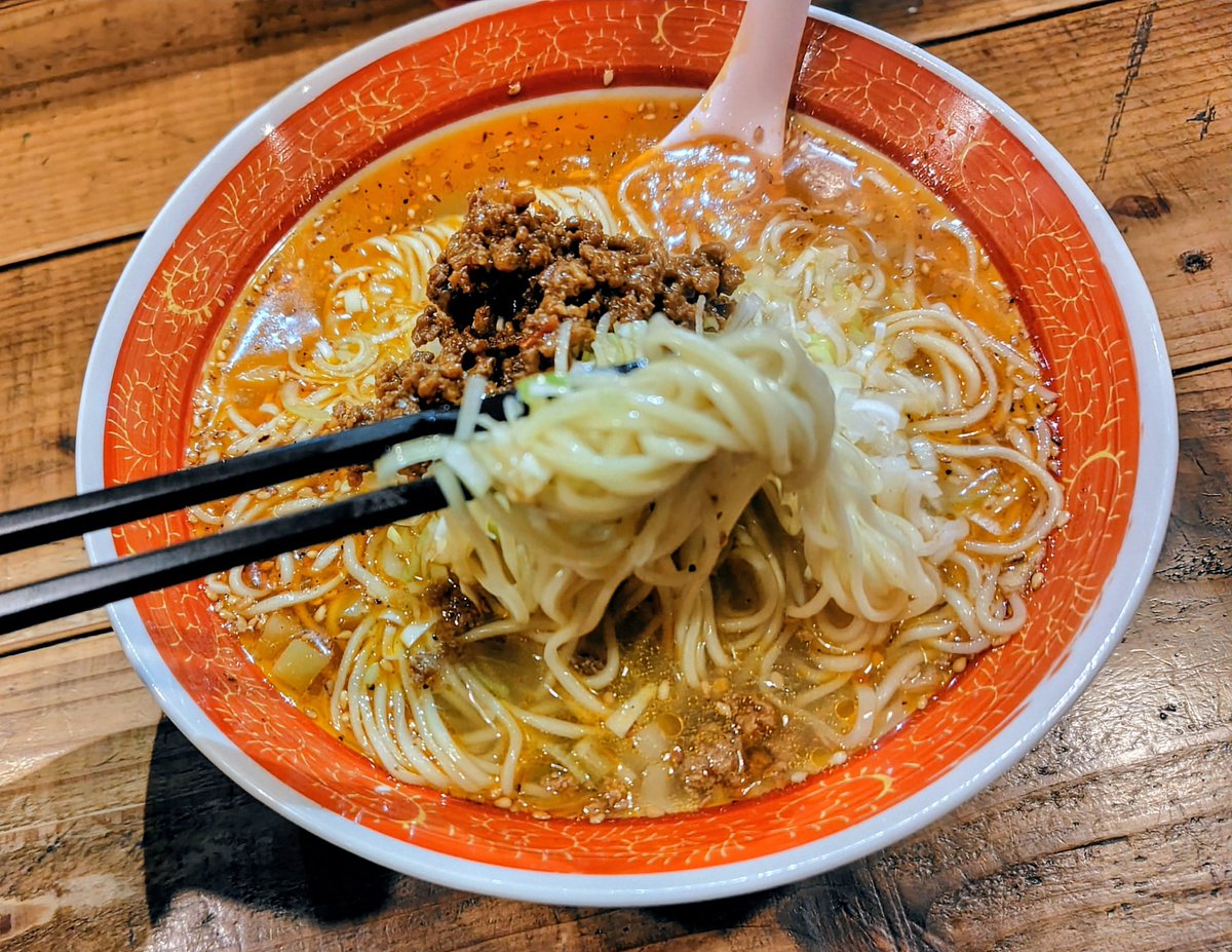 BoseNegi's tweet photo. 四川式スパイシーらぁ麺いただきましたm(_ _)m店主追憶の中華飯店へのオマージュだそう。浮かぶ刻みネギと沈むザーサイが楽しく細麺ゾロゾロの後はご飯にスープ掛け。最後まで美味しくごちそうサマンサ＼(^o^)／横浜本郷台Ramen Free Birds https://t.co/1EYl83AL11
