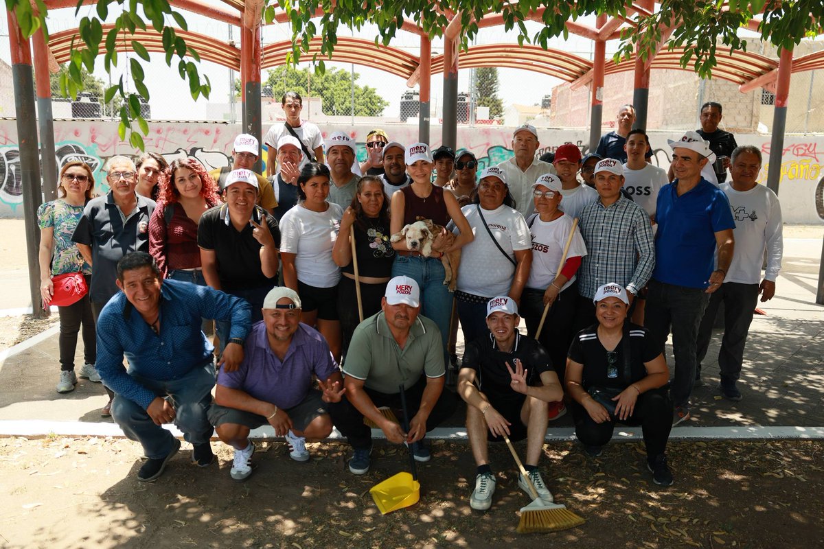 mery_pozos's tweet photo. Estuvimos en la colonia La Loma rehabilitando un parque que se encontraba en completo abandono.

Ante la incapacidad del gobierno de Movimiento Ciudadano, mi equipo y yo recuperamos este espacio para que niñas, niños y familias puedan volver a usarlo y disfrutarlo como un lugar digno, limpio y seguro para la comunidad.

Seguimos trabajando en territorio, recuperando espacios públicos y construyendo comunidad junto a las y los vecinos.