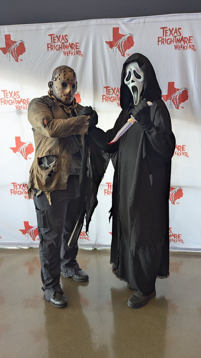 GigiWellPlayed0's tweet photo. Me (Ghostface) and my friend in the Jason Voorhees outfit I made for him. Texas Frightmare has been fun so far #Frightmare https://t.co/LovNX0T1Go