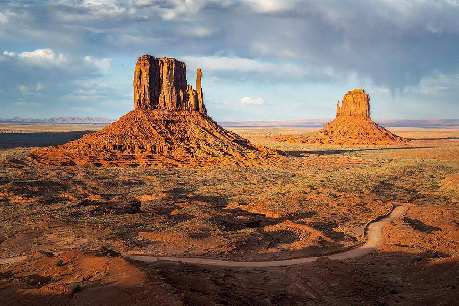 joancarroll's tweet photo. Monument Valley Arizona Sunset! https://t.co/Typ35Ec5CS  #mittens #monumentvalley #arizona #desert #landscape #geology #nature #rockformations #buttes #iconic #artforsale #wallartforsale #giftideas @joancarroll https://t.co/ouT3E6jmnS