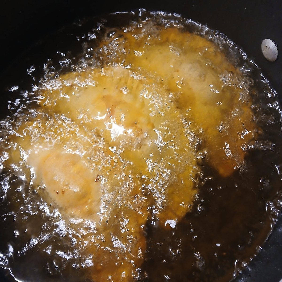 BoBseeAllen's tweet photo. Took me a minute. Didn't make enough dough so I got some chicken leftover. It was 8. Son got to em already. Had to make smaller size i couldn't knead the dough. Had to use a fork. Either way they 🔥
👨🏾‍🍳🧱💪��� https://t.co/Qr3sDI2eSL