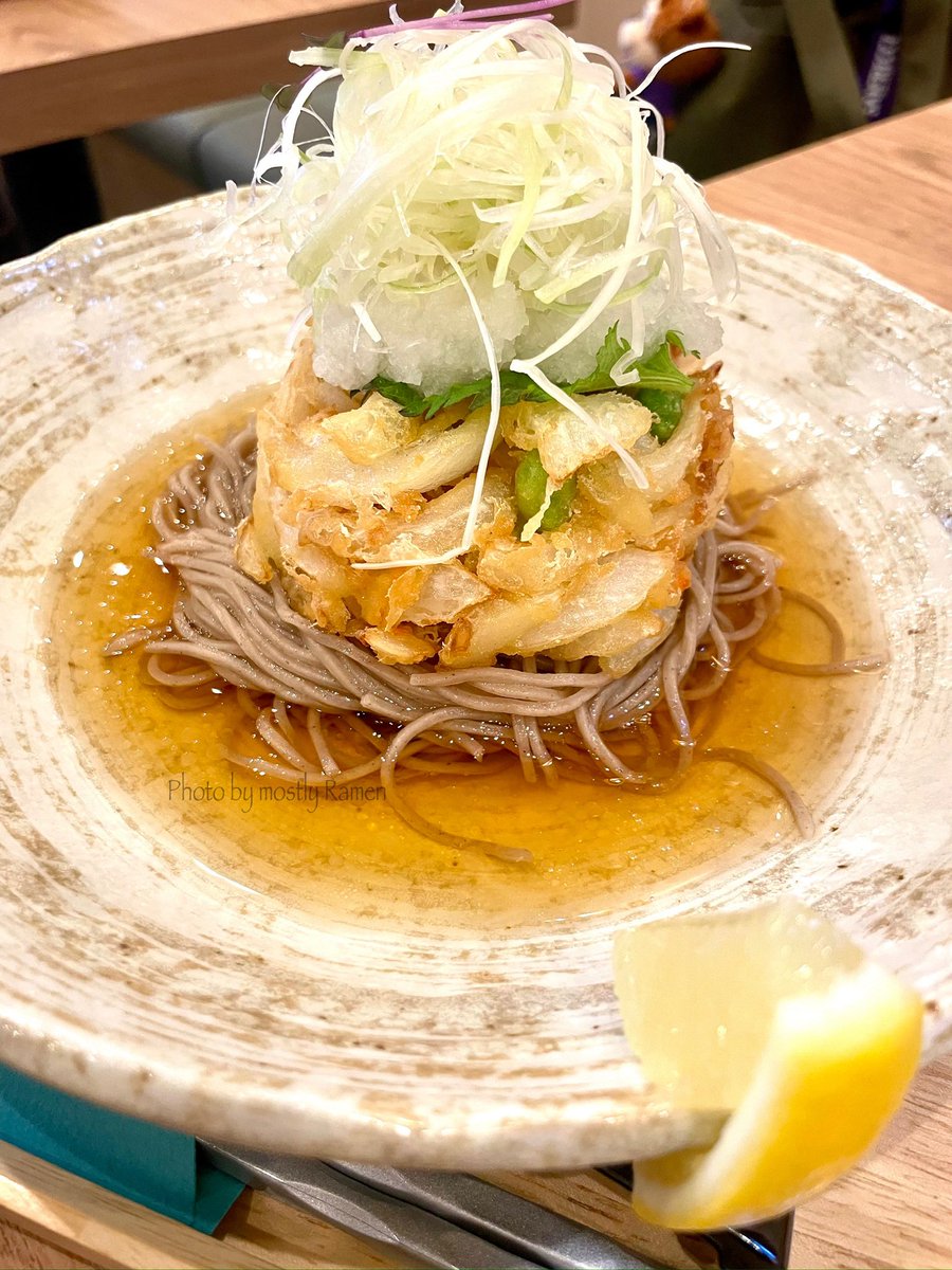 mostlyRamen's tweet photo. Soba 無双@広島市中区八丁堀
かき揚げおろしぶっかけ蕎麦¥1,000

蕎麦半分にて
やはりこちらの細打ちの蕎麦はコシがあってウマい！
冷たさがグッドな出汁、大根おろしと紫蘇
揚げたてのかき揚げは特に貝柱と玉ねぎが素晴らしい👍

良いお店ですな〜 https://t.co/vP6enXrtgX