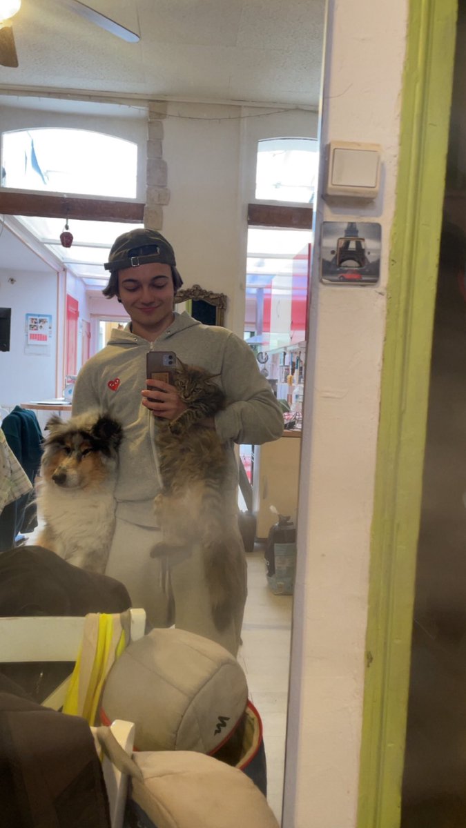 MatieuKhenez's tweet photo. 2 chiens et un chat https://t.co/U3dyqAnEpW