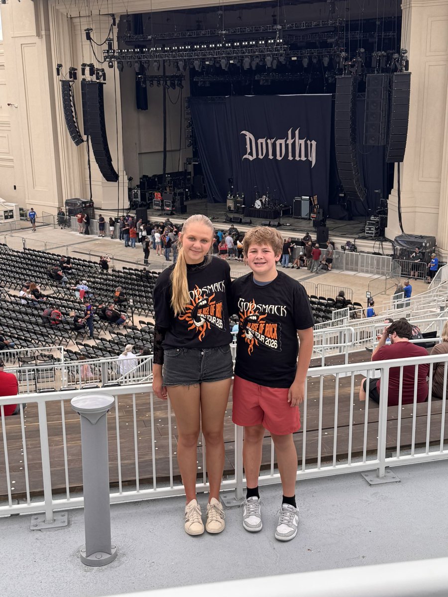 901_Vol's tweet photo. The kids first time seeing #Godsmack and #StoneTemplePilots! https://t.co/3Vb6flIwGJ