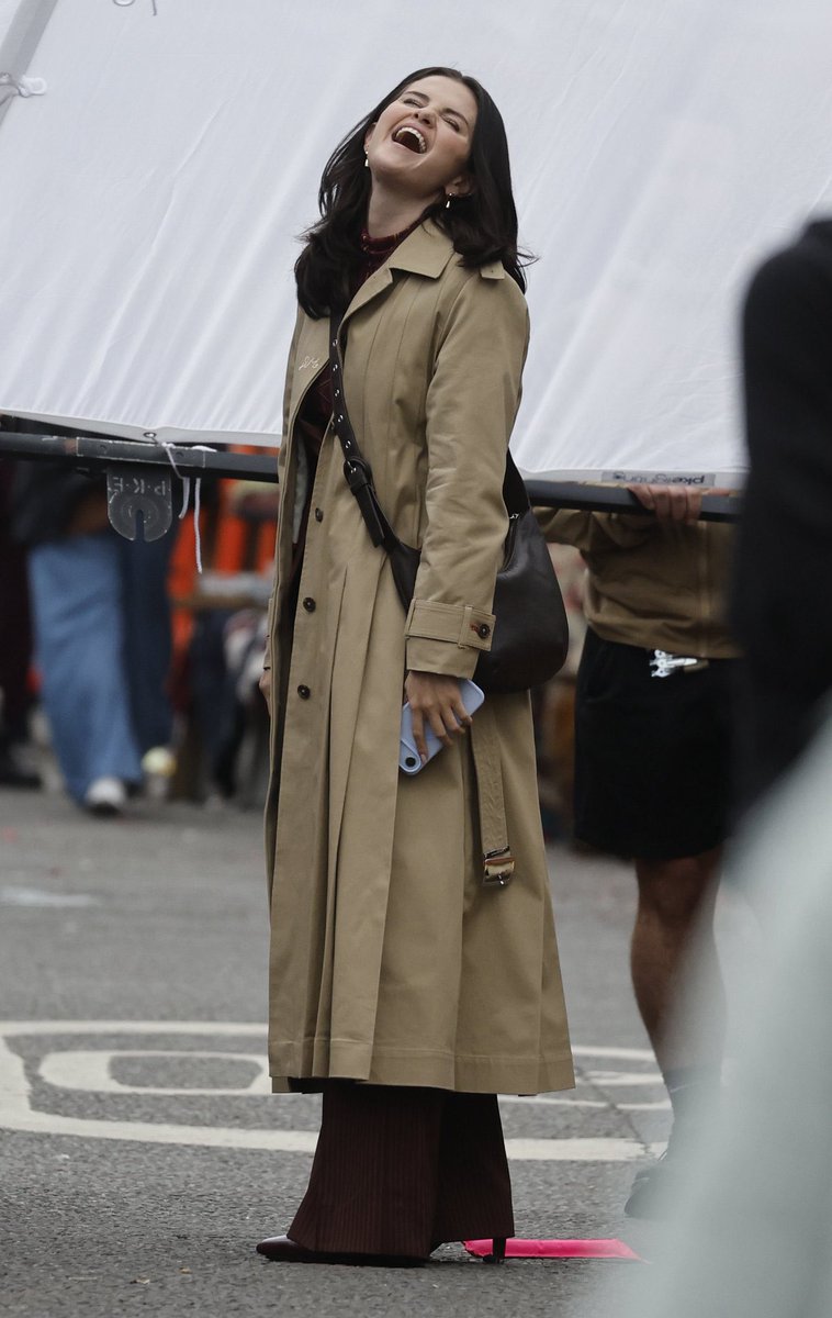 WWSelGomezMedia's tweet photo. Selena Gomez on the set of "Only Murders in the Building" in London [May 21] https://t.co/shTmYsGbqB