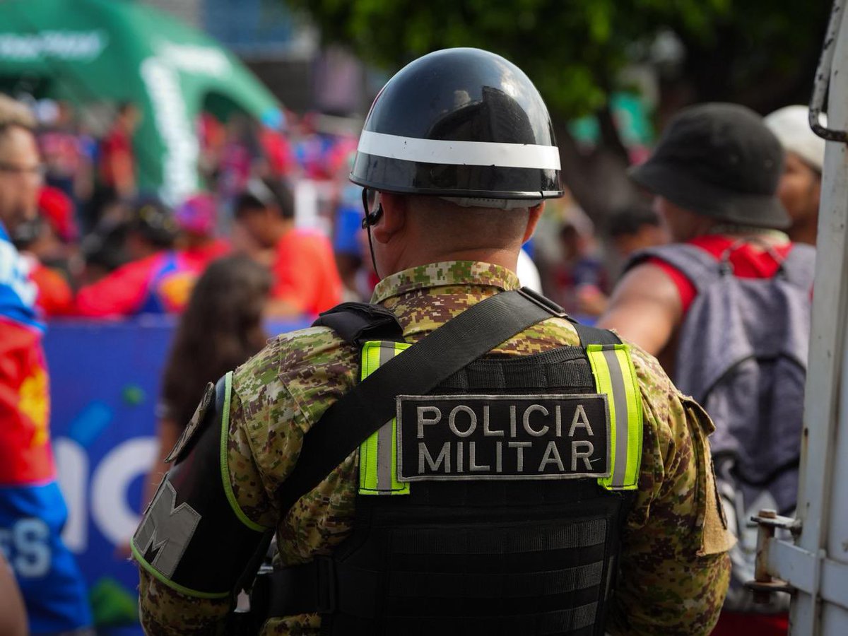 FUERZARMADASV's tweet photo. Para que los salvadoreños disfruten al máximo de la final de fútbol entre C.D. FAS y C.D. Águila, nos mantenemos apoyando las labores de seguridad en el Estadio Nacional Jorge “El Mágico” González. https://t.co/SG8OIWUdE0