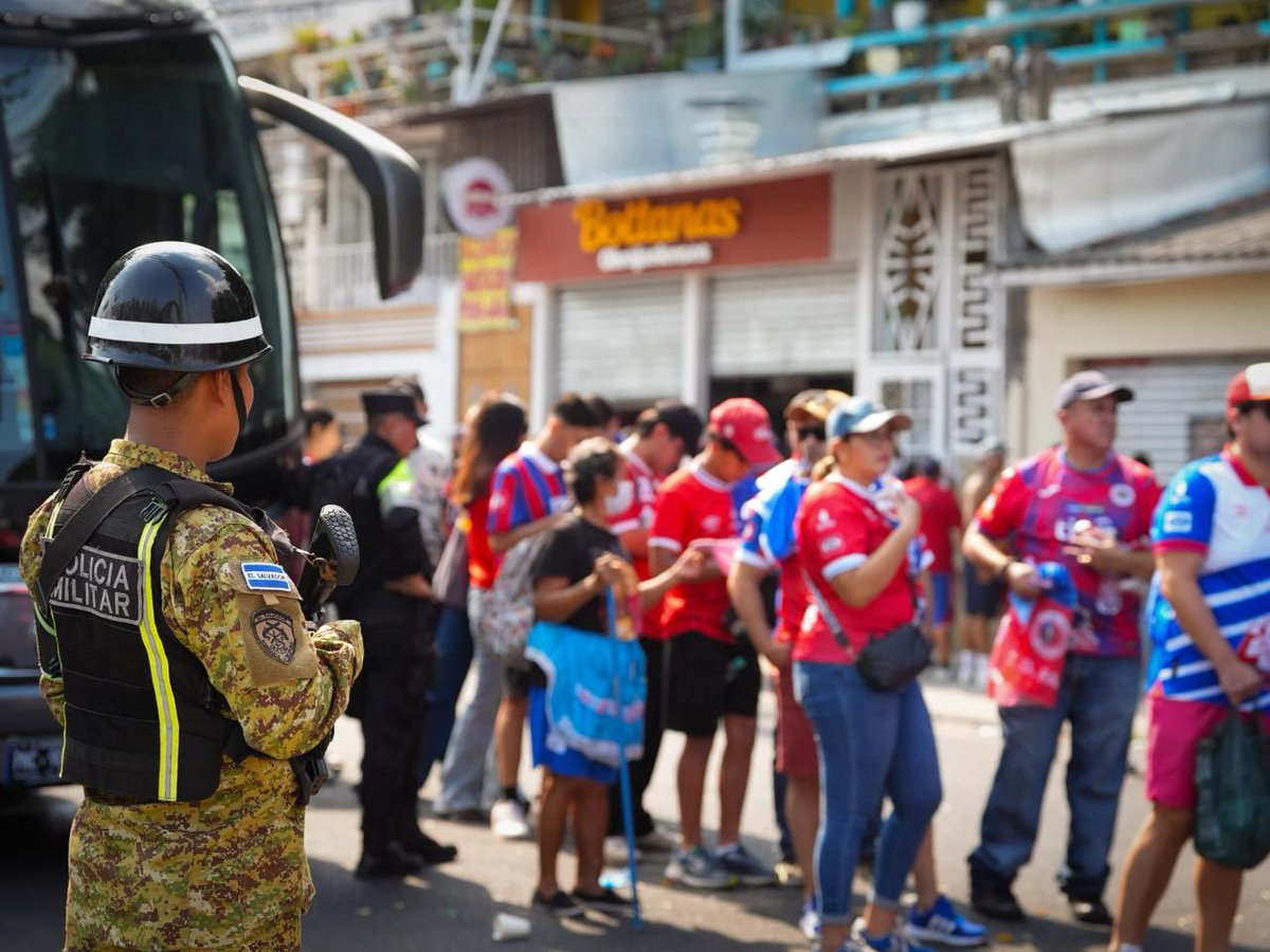 FUERZARMADASV's tweet photo. Para que los salvadoreños disfruten al máximo de la final de fútbol entre C.D. FAS y C.D. Águila, nos mantenemos apoyando las labores de seguridad en el Estadio Nacional Jorge “El Mágico” González. https://t.co/SG8OIWUdE0
