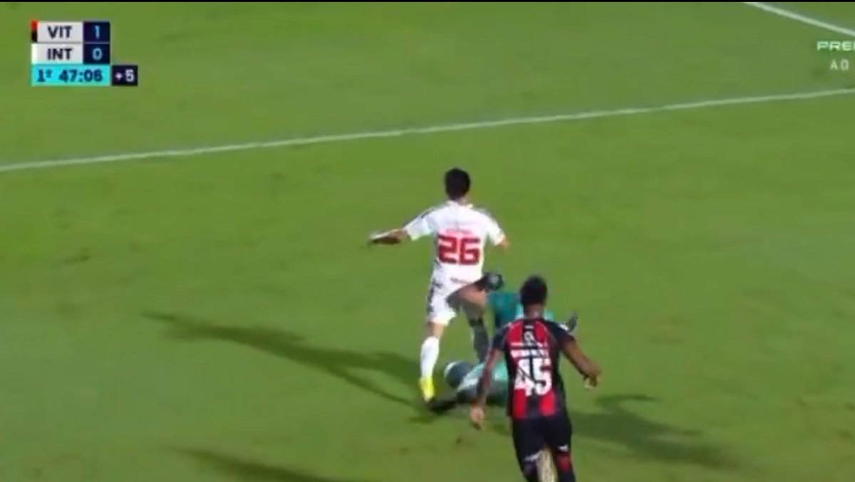 UriSpike's tweet photo. @oocbrsao Pausando o video, de cima a gente pensa que foi penalti, mas de trás dá pra ver que ele já ta se jogando antes do arcanjo encostar nele po. https://t.co/dA0JDAXmmy