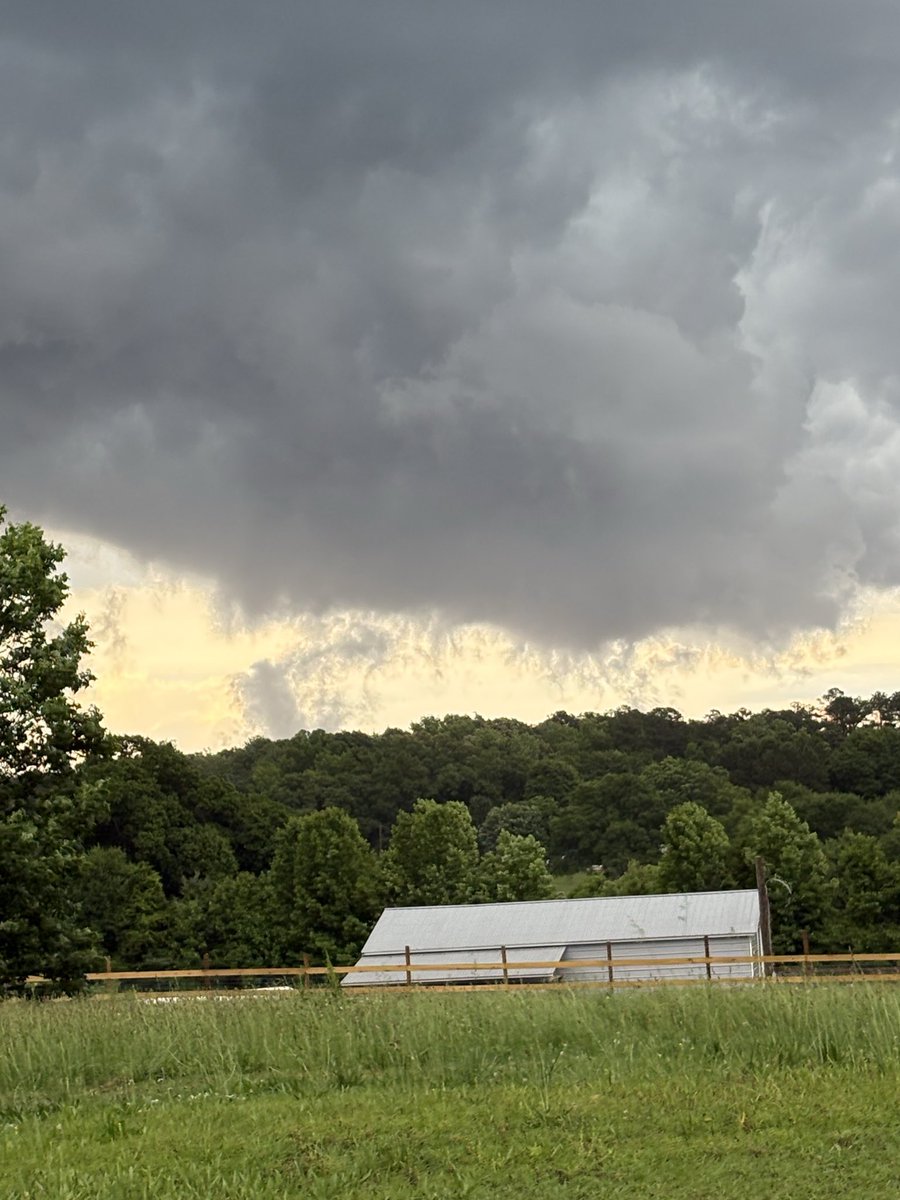JWeeks1988's tweet photo. @spann  Scud clouds in Clanton https://t.co/QeFsyI2Ctk