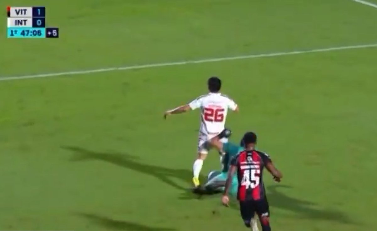 UriSpike's tweet photo. @oocbrsao Pausando o video, de cima a gente pensa que foi penalti, mas de trás dá pra ver que ele já ta se jogando antes do arcanjo encostar nele po. https://t.co/dA0JDAXmmy
