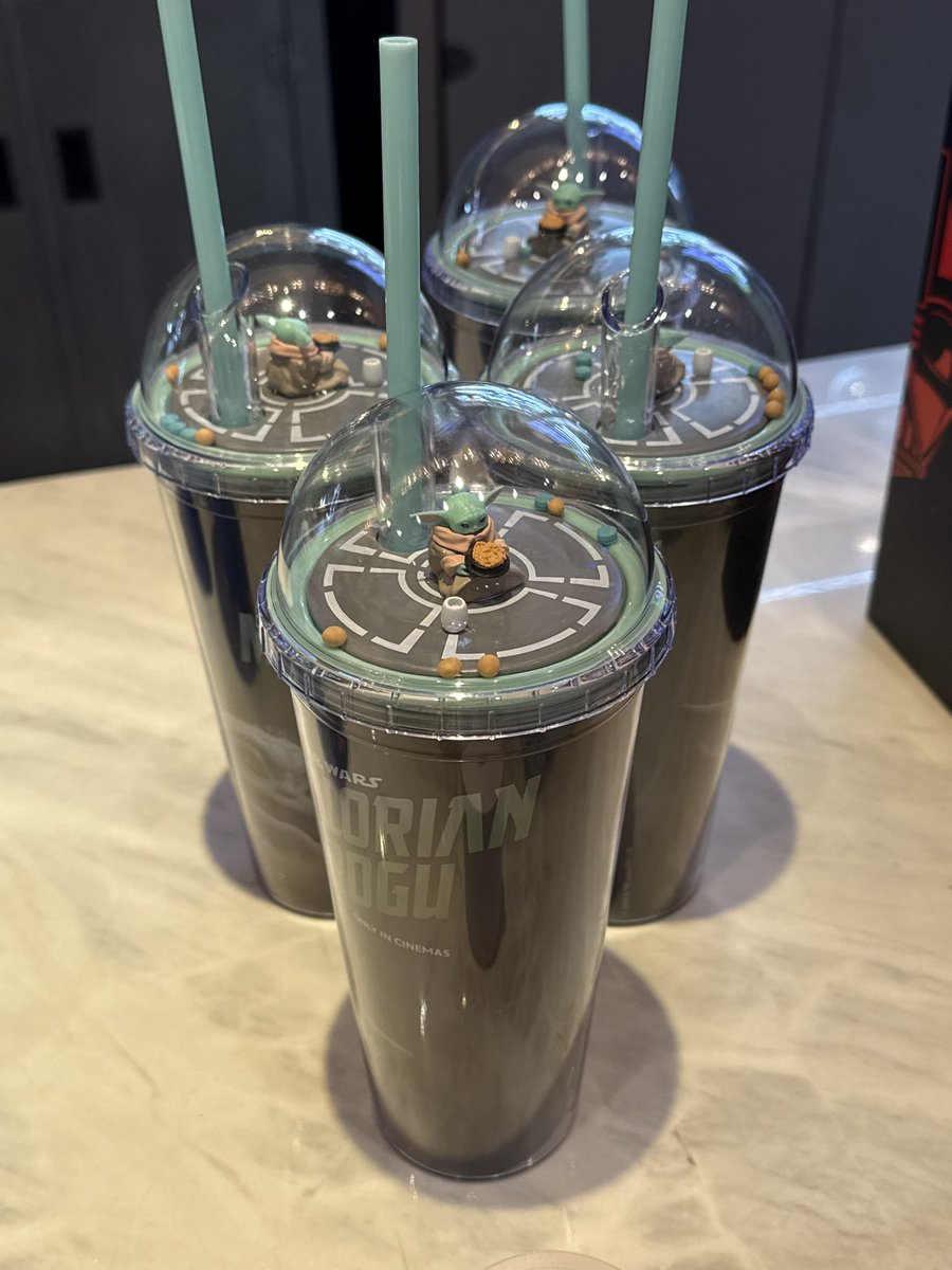 OnnyReview's tweet photo. ได้พิกัดน้อง STAR WARS GROGRU 🥚 ของแน่นมากก ๆ ไปสอยมาแล้ววว ‘PARAGON ชั้นโรงหนัง’ มีครบสต็อกเลย แต่นี่ว่าเซ็ทแก้วคุ้มม แก้วน้ำ + ป็อบคอร์น 🍿 420฿ น่ารักก (ปล. กล่องจุ่มหัวดุ้กดิ้กได้ด้วย >.< ) https://t.co/c3MX084iny