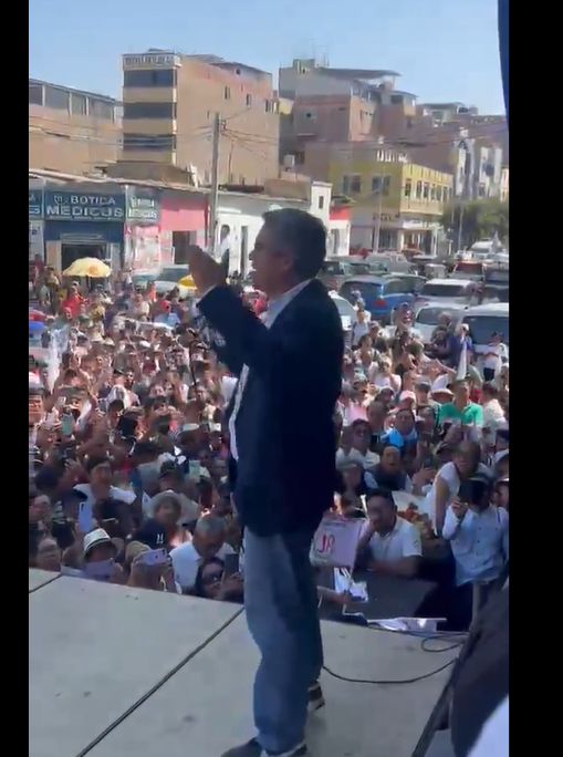DanteBobadilla's tweet photo. "Quiero soñar con un país en donde todos seamos hermanos, donde no haya el odio, el ataque ni la intolerancia" dice el chacal y sicario político de la mafia caviar, que se dedicó a perseguir como una hiena hambrienta a Keiko Fujimori durante ocho años sin tener cargos reales. Grita sus estupideces en un mitin de cuatro gatos.