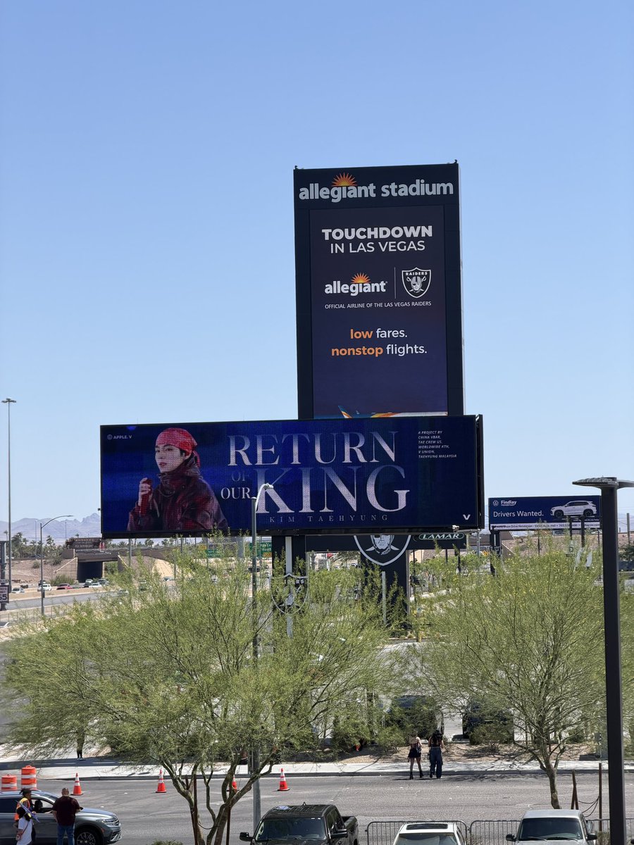 thvscharts's tweet photo. billbaords of V spotted in Allegiant Stadium ahead of BTS’s concerts in Las Vegas 🇺🇸 https://t.co/nz4FtpMtNc