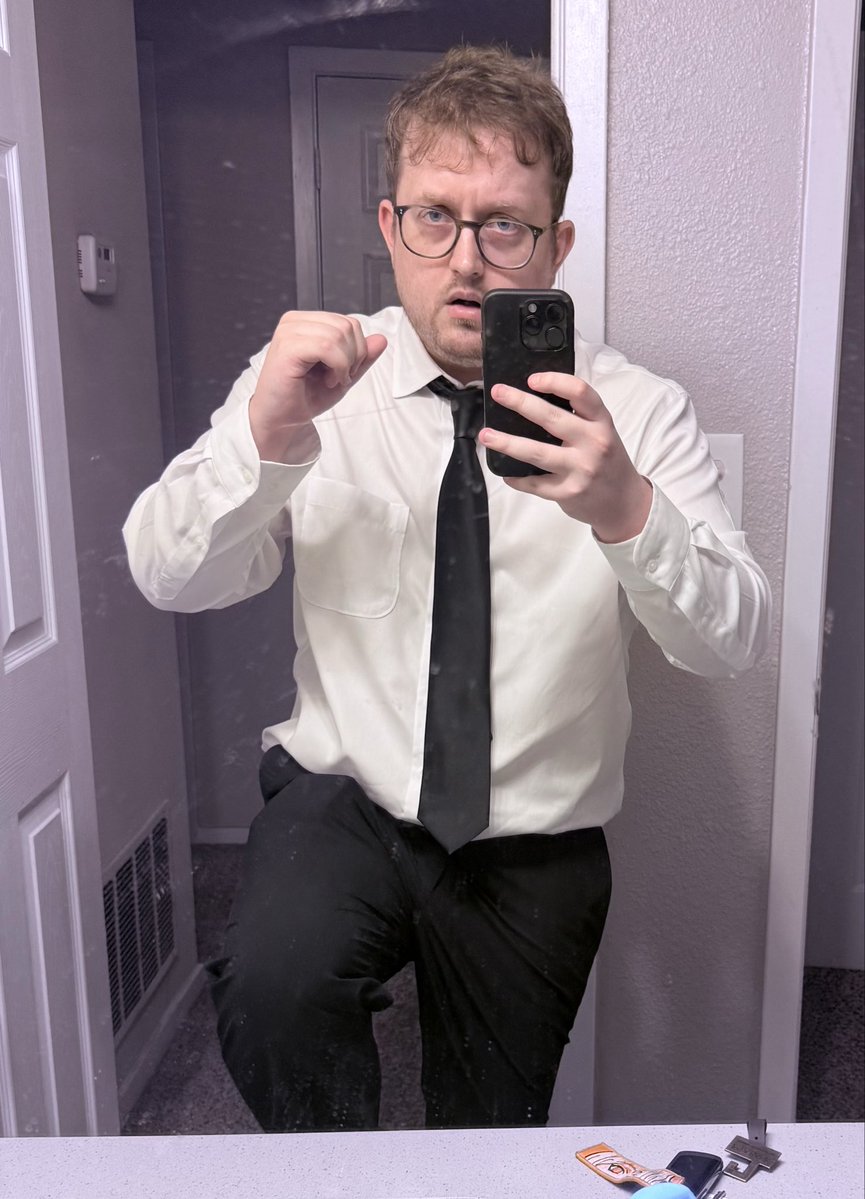 Hurriwind's tweet photo. Momocon was awesome so far! I met tons of awesome people. Should I go back tomorrow?... (pics related) #momocon https://t.co/kdJeBqzcm7