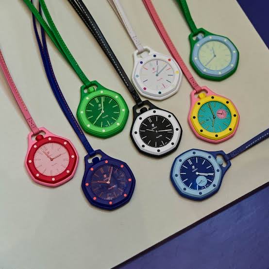 clrexplorer's tweet photo. The resale hype around the Swatch x AP “Royal Pop” is crashing fast 📉⌚️

Less than 24 hours after pairs were reselling for $4,000+ at peak hype, listings have already fallen closer to the $1,200 range. With retail around $400 and more inventory hitting the market, flippers are now rushing to cash out before prices drop even further.

Another reminder that hype can spike prices overnight… but long-term demand decides what actually holds value.