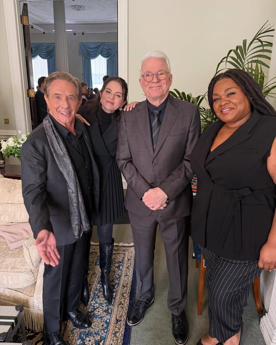 E! News tweet media