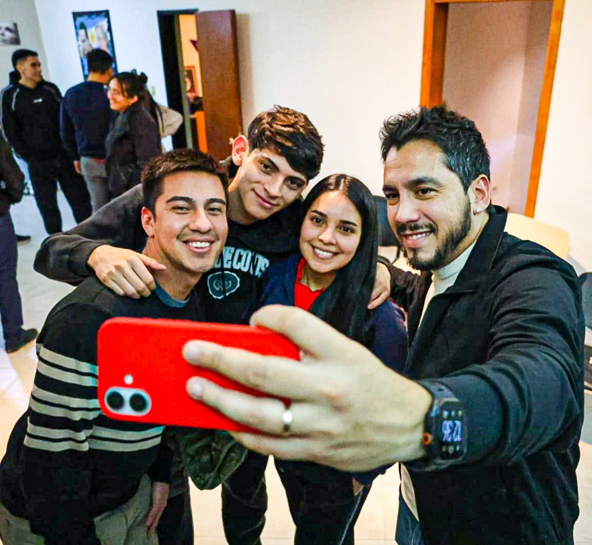 ColinirEma's tweet photo. Con JÓVENES

Mano a mano con los jóvenes, escuchando sus realidades, sus proyectos y sus ganas de involucrarse. 
Rejuvenecer Trelew, revitalizarlo, y amigar la ciudad a las demandas de la juventud. #trelew #juventudes https://t.co/E2egurLPBa