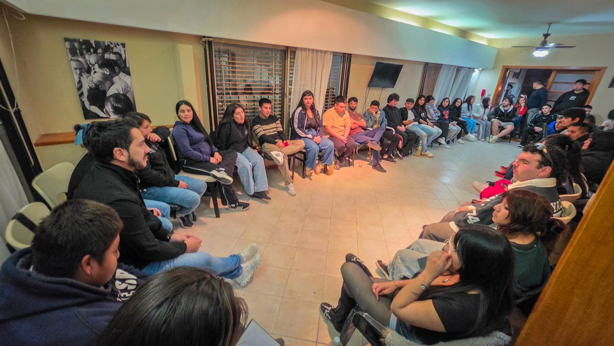 ColinirEma's tweet photo. Con JÓVENES

Mano a mano con los jóvenes, escuchando sus realidades, sus proyectos y sus ganas de involucrarse. 
Rejuvenecer Trelew, revitalizarlo, y amigar la ciudad a las demandas de la juventud. #trelew #juventudes https://t.co/E2egurLPBa