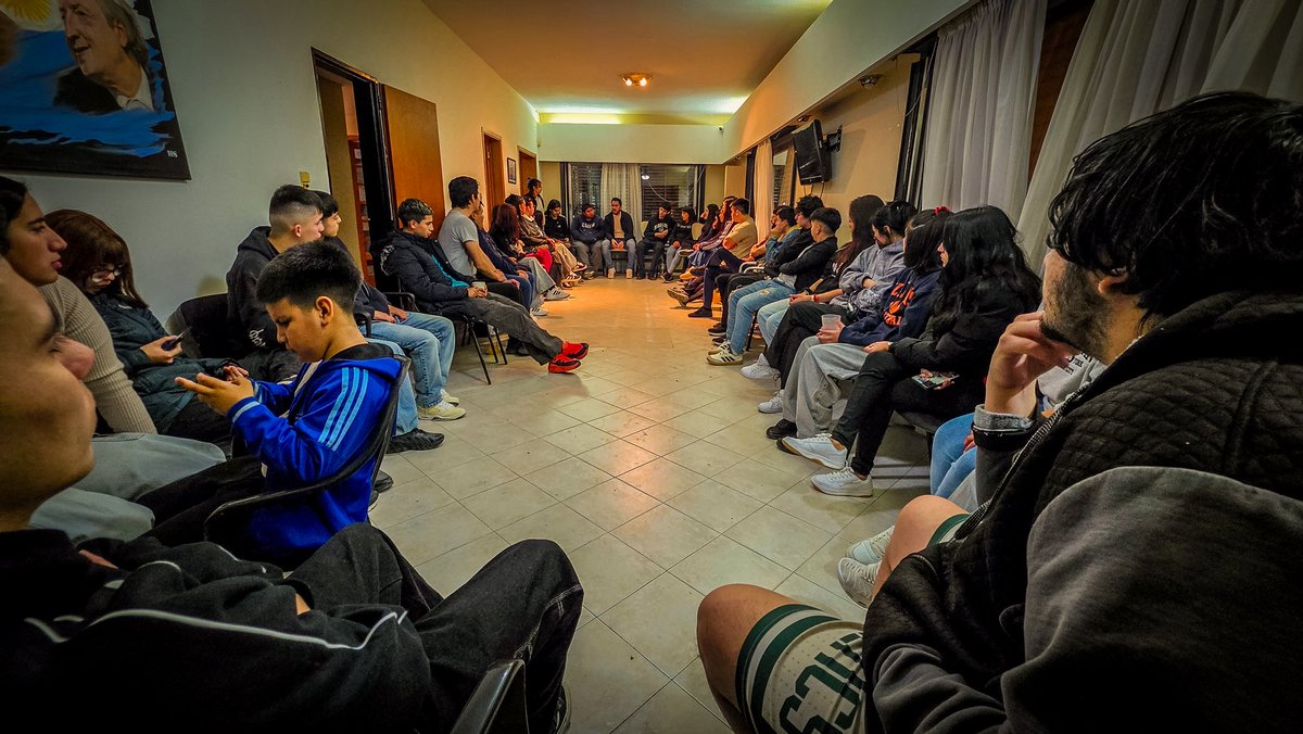 ColinirEma's tweet photo. Con JÓVENES

Mano a mano con los jóvenes, escuchando sus realidades, sus proyectos y sus ganas de involucrarse. 
Rejuvenecer Trelew, revitalizarlo, y amigar la ciudad a las demandas de la juventud. #trelew #juventudes https://t.co/E2egurLPBa