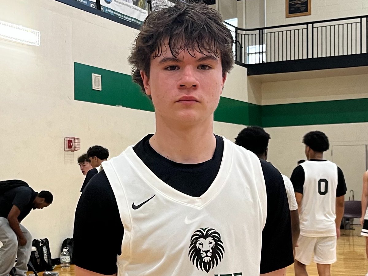 PrepHoopsOR's tweet photo. Huge splash of a start to the @HoopSource1 Memorial Day Championships from @ochoa58972. The @Maverick_Hoops guard had his jumper stuck on automatic draining threes, but was also effective creating offense the dribble for opportunities at the hoop too. 30+ points and a win. https://t.co/Hahn3jmf7k