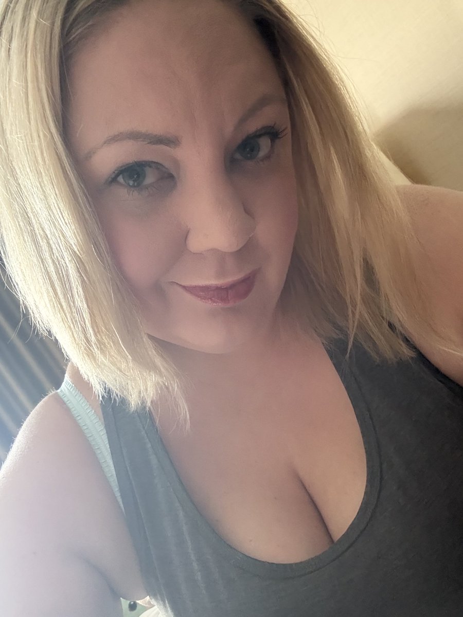 SportPrincess89's tweet photo. Sometimes a girl just needs red lipstick and an Old Fashioned for a solo Saturday night. https://t.co/jB9TXZ99UB