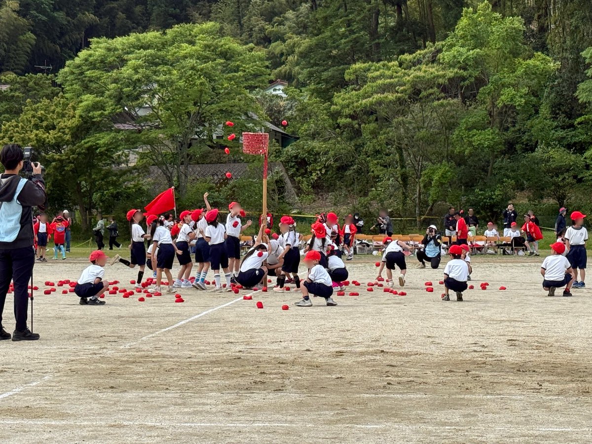 _saito21's tweet photo. 昨日は有秋東小学校の運動会へ。
PTA役員として準備、その後は来賓として出席しました。

子どもたちが全力で競技や応援に取り組む姿が印象的で、たくさんの元気をもらいました。

午後は有秋公民館で、ごみ再資源化・減量化に関する市民対話を見学。行政と市民が一緒に考える大切さを改めて感じました https://t.co/XFfXkiTgOk