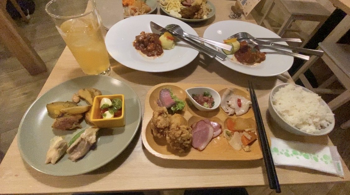 ujccyngp's tweet photo. 【第九百三話】箱根で１泊２食付き２万円の神ホテル「箱根芦ノ湖ホテルラクーン」で１泊！！〜アルコール無料で豪華なバイキング！！霧の芦ノ湖ドライブ（... https://t.co/a64i0Gn5aH @YouTubeより

#箱根芦ノ湖ホテルラクーン
#箱根温泉
#芦ノ湖
#Hotelrakuun
#箱根観光 https://t.co/hX07Y9xkB4