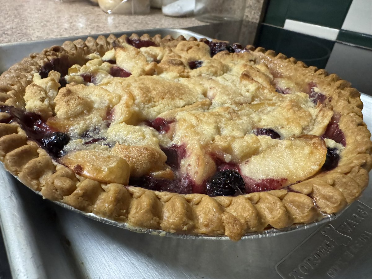 daf1010's tweet photo. We baked a pie on this cold rainy day! #PieDay https://t.co/Y4TOKyfg1m