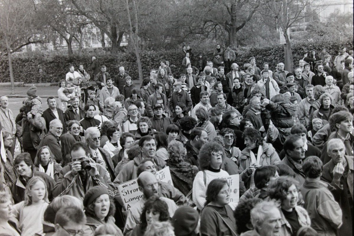 Ffototawe's tweet photo. Y dorf o rali Hywel Teifi - dych chi'n nabod unrhywun? Mamgu a thadcu yn protestio :)

Crowd from rali Hywel Teifi, who can you spot?
Gwyn Parry HTV news and Carl Clowes are in there... https://t.co/R6TRroh0Nm