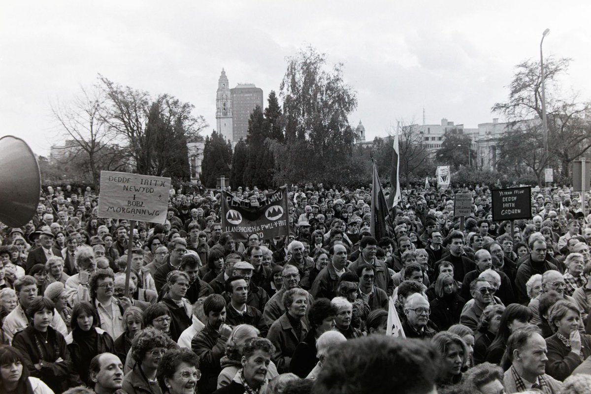 Ffototawe's tweet photo. Y dorf o rali Hywel Teifi - dych chi'n nabod unrhywun? Mamgu a thadcu yn protestio :)

Crowd from rali Hywel Teifi, who can you spot?
Gwyn Parry HTV news and Carl Clowes are in there... https://t.co/R6TRroh0Nm
