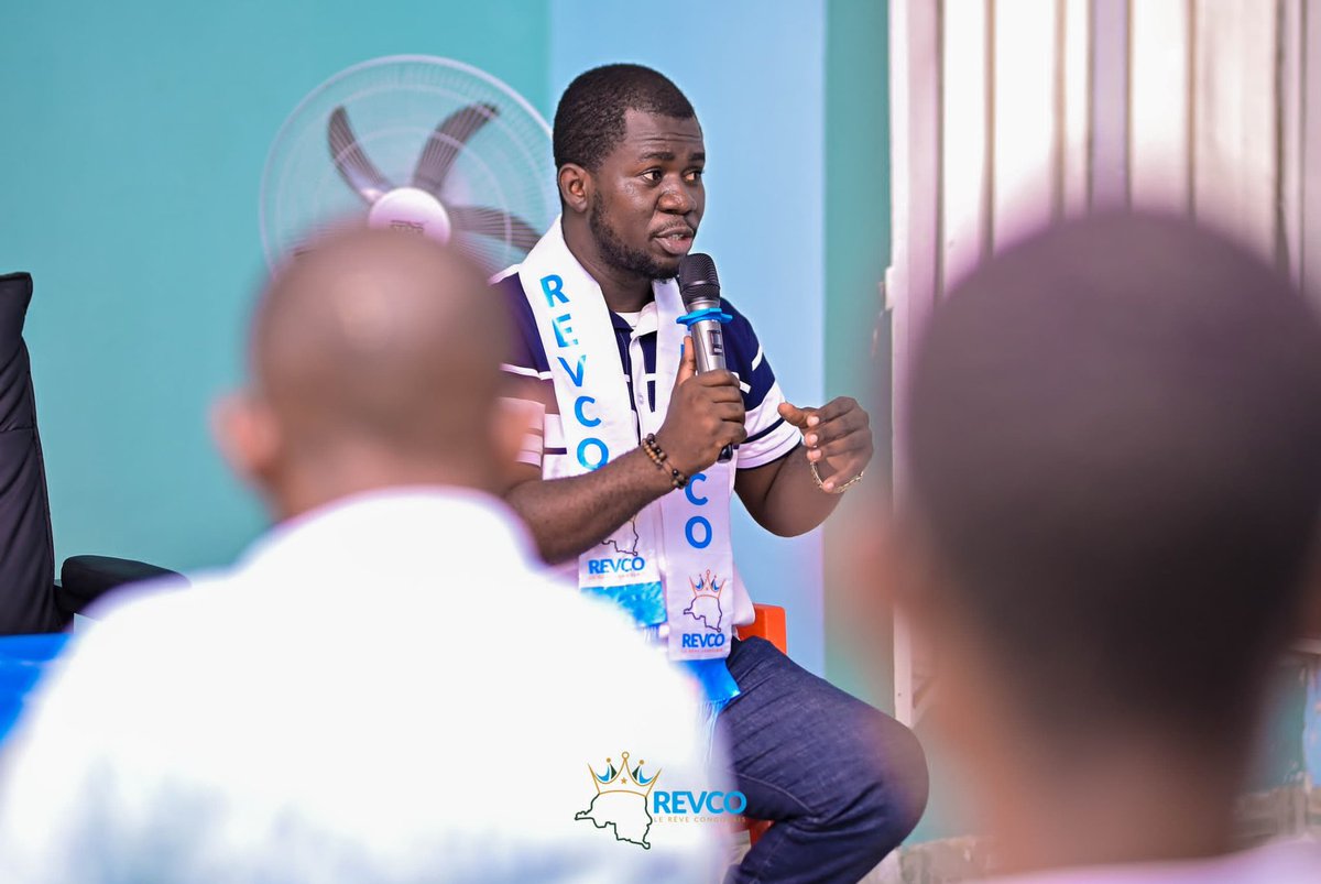 Revco_rdc's tweet photo. École du Parti | REVCO – Jour 3 : L’Éveil du Militant

La formation des membres continue au sein du siège national du parti. La troisième journée de formation de l'École du Parti, une session qui s'est déroulée dans un climat d'extrême sérénité et d'une discipline exemplaire.

Fidèle à son engagement pour l'encadrement de la base, c'est le numéro un du parti en personne, l'Architecte du Rêve Congolais, le Président Fanfan MANSIANTIMA NDIFI, qui a animé cette séance. Avec la force de conviction qui le caractérise, il a axé son intervention sur « l'éveil du militant », martelant la nécessité pour chaque membre de prendre conscience de son rôle et de s'approprier pleinement les valeurs du parti pour porter haut le flambeau du changement.