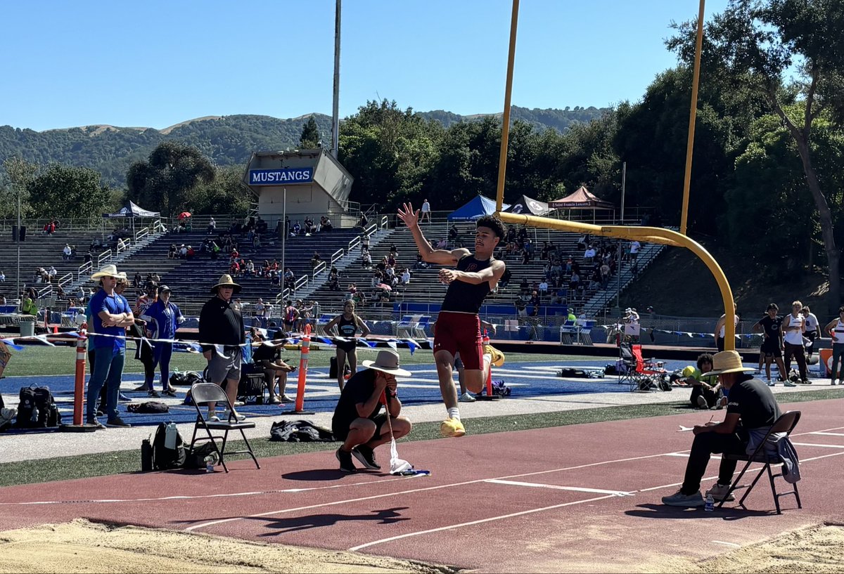 JohnJDevine's tweet photo. Angel Gonzalez sails over 21 feet for Palma in the long jump https://t.co/5jVqJhElPT