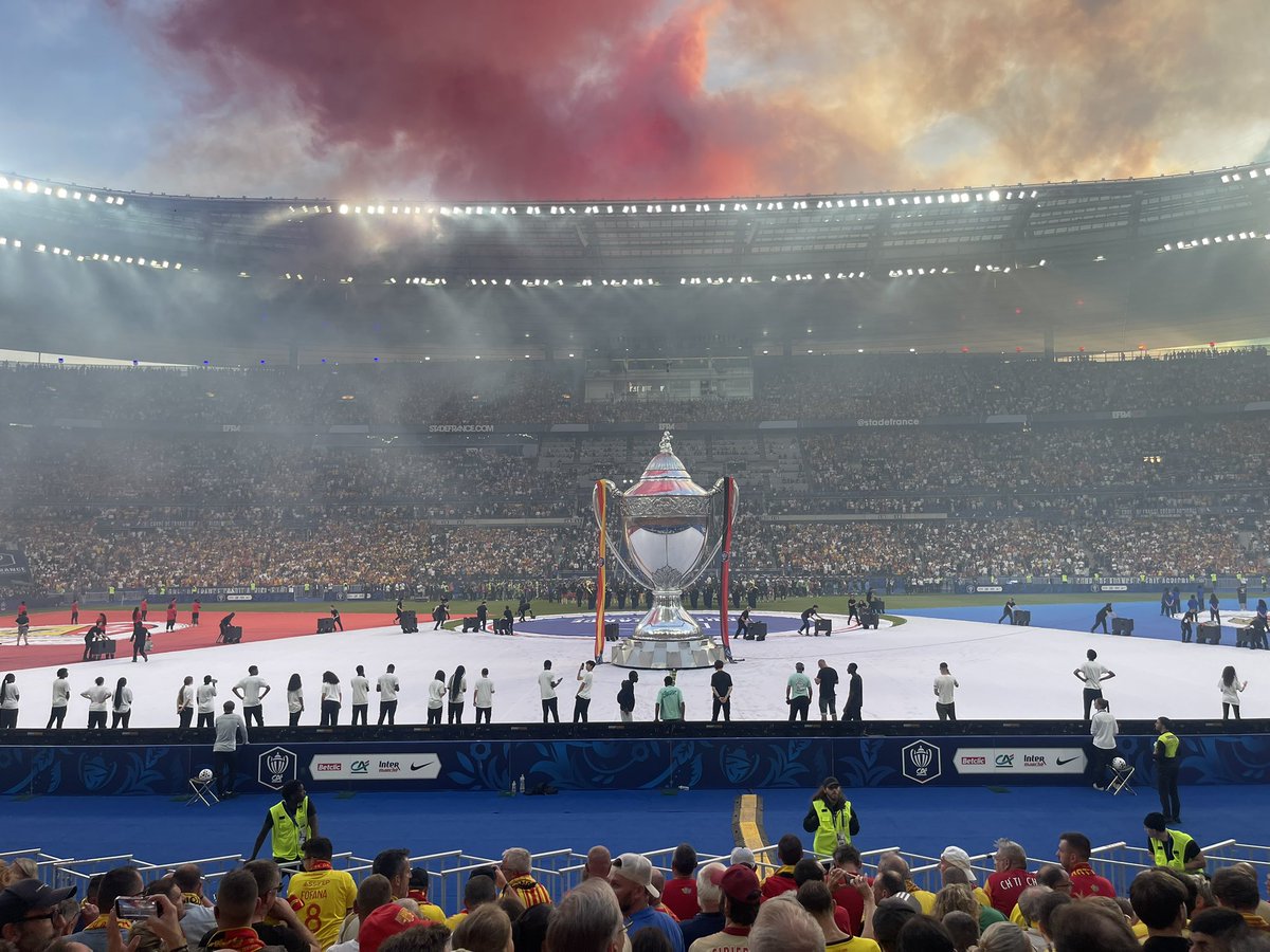 KaronSports's tweet photo. Retour du @StadeFrance … Quelle soirée inoubliable enfin elle est Sang et Or…Quel bonheur 

Les mots qui me viennent pour définir cette magnifique saison :

Travail , Exigence, Humilité, solidarité, et surtout FIERTÉ ❤️💛🏆🇫🇷⚽️

Merci ❤️💛 @RCLens https://t.co/hIbxnYDqbz
