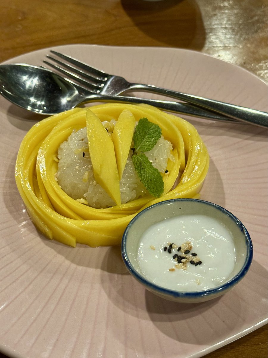 junbkk's tweet photo. 昨晩はSiamNoraというタイ飯屋へ。
かなりクオリティが高く、とても美味しかった。特にカオニャオマムアンはおしゃれでしたw
最近のタイ料理は、味も見せ方も本当にレベルが上がっていますね。
写真のコラージュはChatGPT、すごい👍 https://t.co/zODrhHuzXL