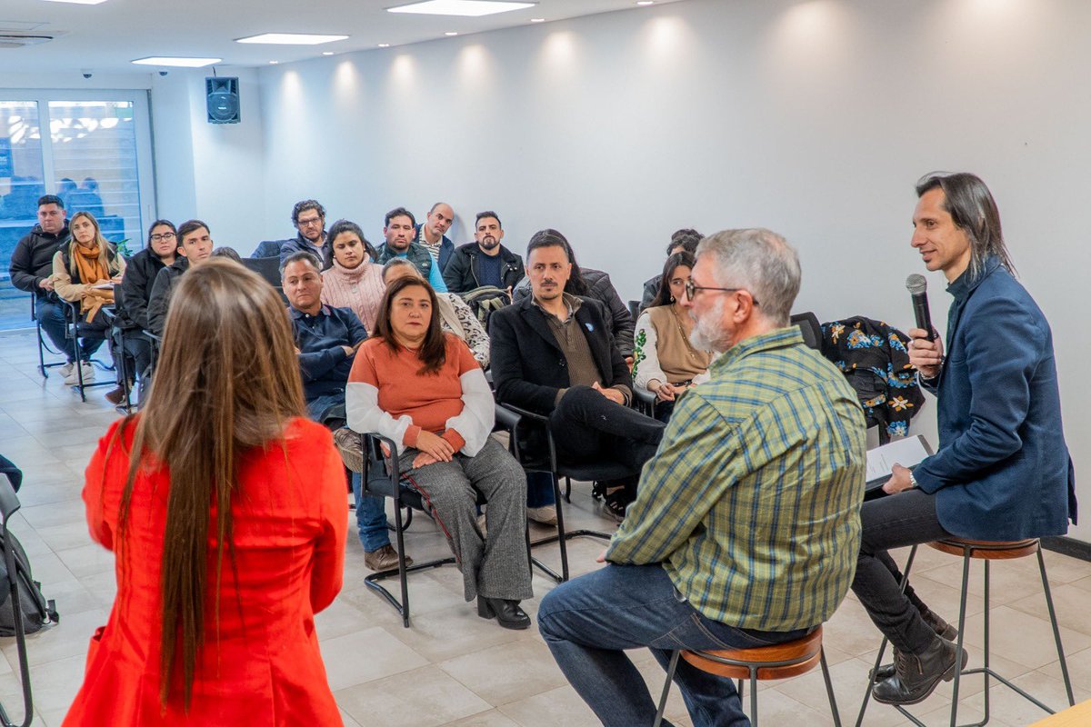 LuisRCastrooo's tweet photo. Se realizó la capacitación “Hablemos de E-commerce: logística, desafíos y soluciones del Comercio 4.0”, con la participación de comerciantes, emprendedores y actores del comercio digital.
Se compartieron experiencias y estrategias para mejorar los procesos de venta y distribución https://t.co/fibGvFpp1K