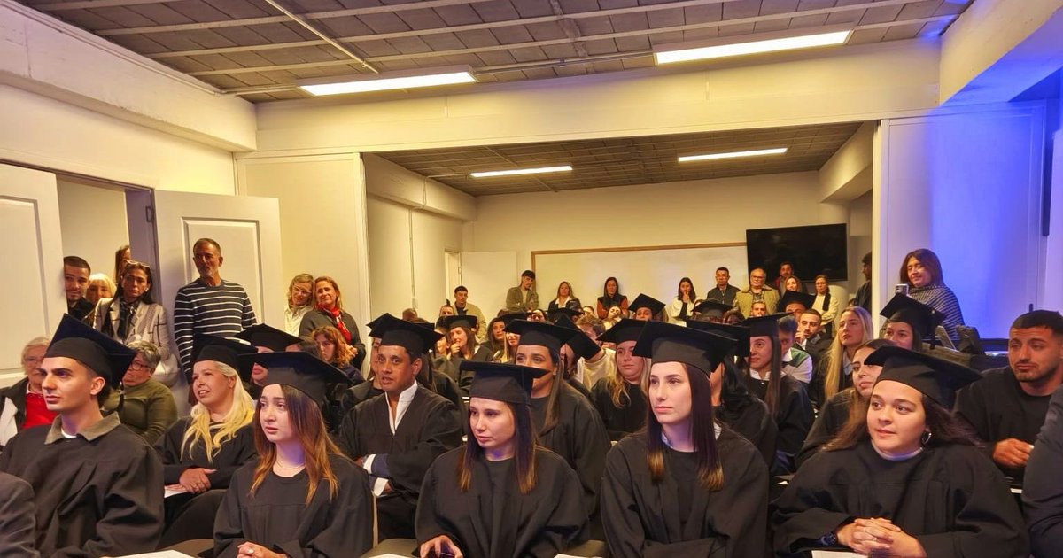 FCAUDE's tweet photo. 🎓✨ Más de 100 nuevos profesionales recibieron su título universitario en una ceremonia histórica en UDE Punta del Este.

El acto contó con la presencia del Dr. Jorge Abuchalja, Cr. Roberto Brezzo, Dra. Karina Rando, Damián Tort y Miguel Abella.

#UDE #GraduaciónUDE #Maldonado https://t.co/9CVZb7GSf8