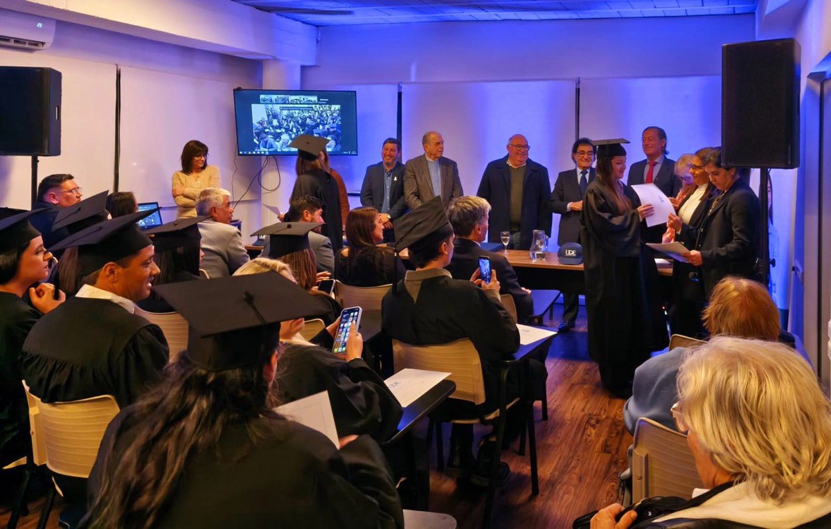 FCAUDE's tweet photo. 🎓✨ Más de 100 nuevos profesionales recibieron su título universitario en una ceremonia histórica en UDE Punta del Este.

El acto contó con la presencia del Dr. Jorge Abuchalja, Cr. Roberto Brezzo, Dra. Karina Rando, Damián Tort y Miguel Abella.

#UDE #GraduaciónUDE #Maldonado https://t.co/9CVZb7GSf8