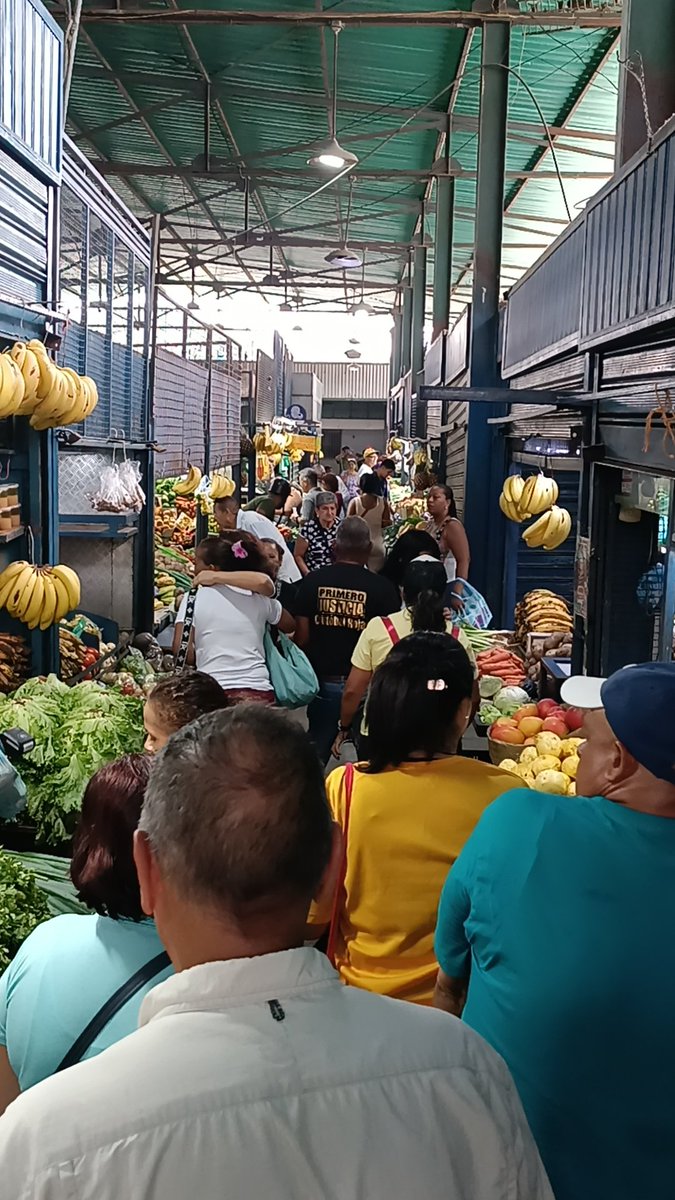 pjcharallave's tweet photo. Hoy estuvimos recorriendo nuestro Mercado Municipal de Charallave, conversando con vecinos, comerciantes y trabajadores. La conclusión es una sola: todos queremos un cambio real, estabilidad y oportunidades para los nuestros aquí mismo, en los Valles del Tuy. https://t.co/WiMtkLp2qI
