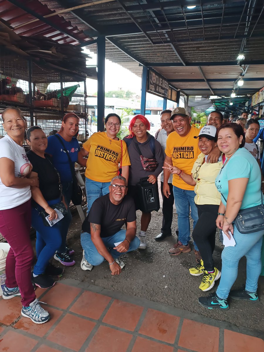 pjcharallave's tweet photo. Hoy estuvimos recorriendo nuestro Mercado Municipal de Charallave, conversando con vecinos, comerciantes y trabajadores. La conclusión es una sola: todos queremos un cambio real, estabilidad y oportunidades para los nuestros aquí mismo, en los Valles del Tuy. https://t.co/WiMtkLp2qI