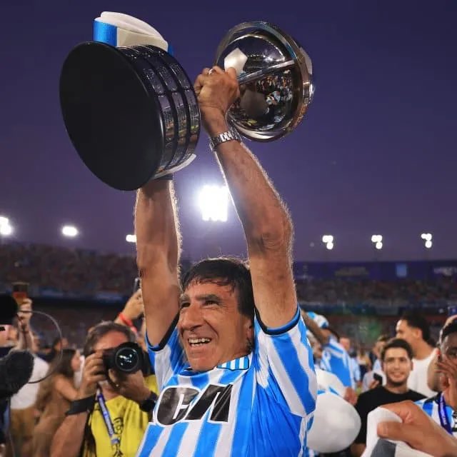 NachoGenovart's tweet photo. Ningún técnico que lo reemplace va a amar más a Racing que Costas. Ahora no hay margen de error. Tampoco paciencia. 

¿Y hay plata? Si la ponen en refuerzos, evidentemente buscaban la salida del DT. Si no aparece la guita, el próximo DT deberá administrar un flojísimo plantel. 

Análisis:  https://t.co/ie3iZDkAJ8