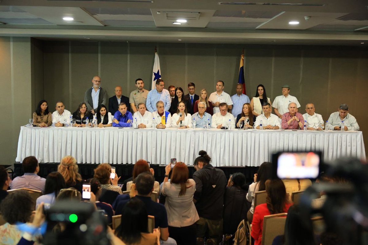 VP_Orlando's tweet photo. 🇵🇦 Desde Panamá, ratificamos nuestro compromiso con la Unidad para lograr una transición hacia la democracia por medio de elecciones libres.

¡Venezuela será libre! 🇻🇪 https://t.co/tl74XN7ews