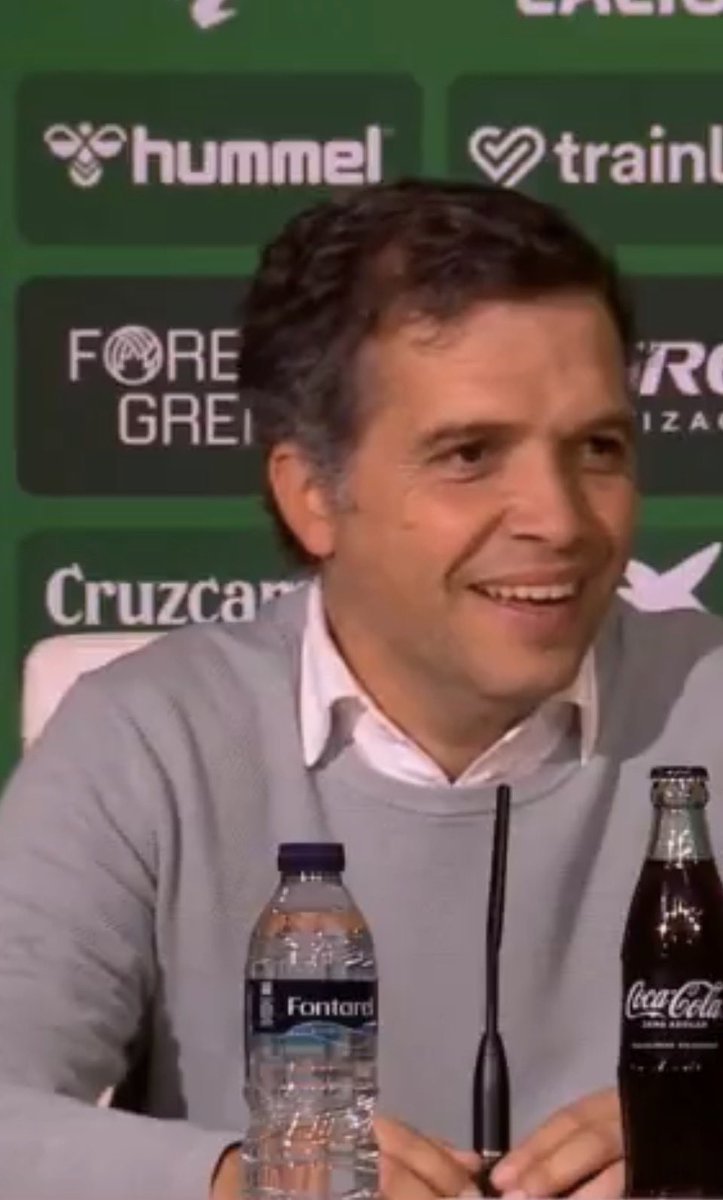 VamosmilevanteC's tweet photo. Bonjour @FCNantes, vous voyez cet homme sur la photo que votre président Waldemar Kita avait qualifié d’erreur ? Eh bien, il vient de sauver le @LevanteUD. Nous remercions l’incompétent de votre président de nous avoir donné l’opportunité de nous sauver. https://t.co/vNVG6ssqaj