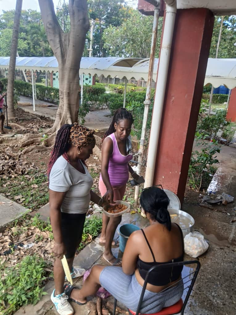 drduarte's tweet photo. Trabajo voluntario en la RE de la #FACSA, trabajadores y becarios en unión por la imagen de la facultad. Caldosa de por medio, nuestra identidad es única. @ExtensionUcmh @Aymara79678346 @UCMHabana @japortalmiranda @UJCdeCuba @YoandraMuro https://t.co/EFR6j1lfe9