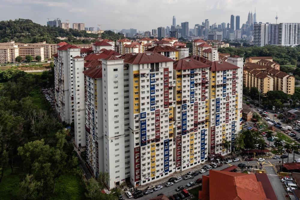 malaymail's tweet photo. Most public housing residents face economic vulnerability, with many lacking sufficient savings for emergencies. https://t.co/0W7WFulYsk https://t.co/NhPiTCFKCE