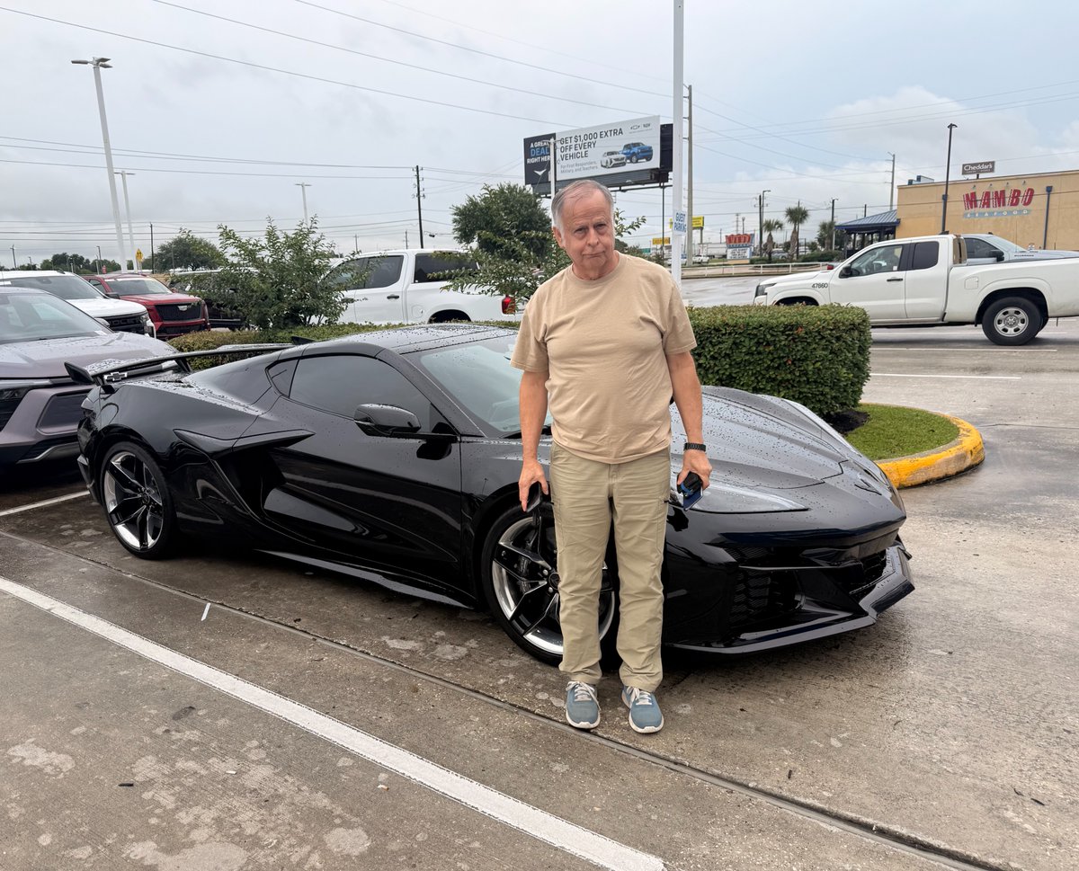RonCraftBaytown's tweet photo. Nothing better than seeing happy customers drive off in something new 😎 Congratulations from all of us at Ron Craft Chevrolet Cadillac! https://t.co/IXZyeoD0oq