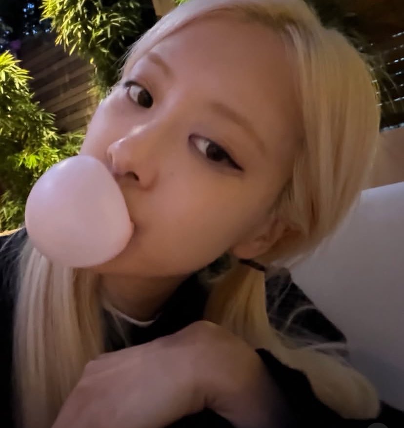 rosietonic's tweet photo. Al parecer en la casa de ROSÉ hay árboles de bambú y uno de ellos fue elegido por una colibrí hembra para hacer su nido. La rubia se ha encargado de que esté a salvo e incluso ya la nombró “Alma” 😭💗✨ https://t.co/ve5D5IzXQx