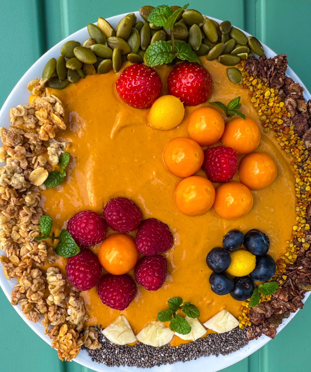 thatsrach's tweet photo. smoothie bowl Saturday🥭🌿🐝🧡 https://t.co/z0TQiBHTwp